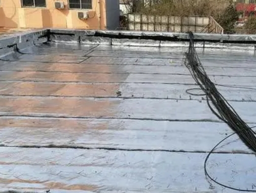 乌海卫生间漏水维修公司分享下乌海屋面楼顶防水刚性防水层施工要点。